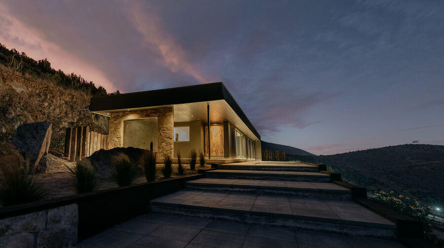 Casa Atardecer con iluminación cálida y vista al valle