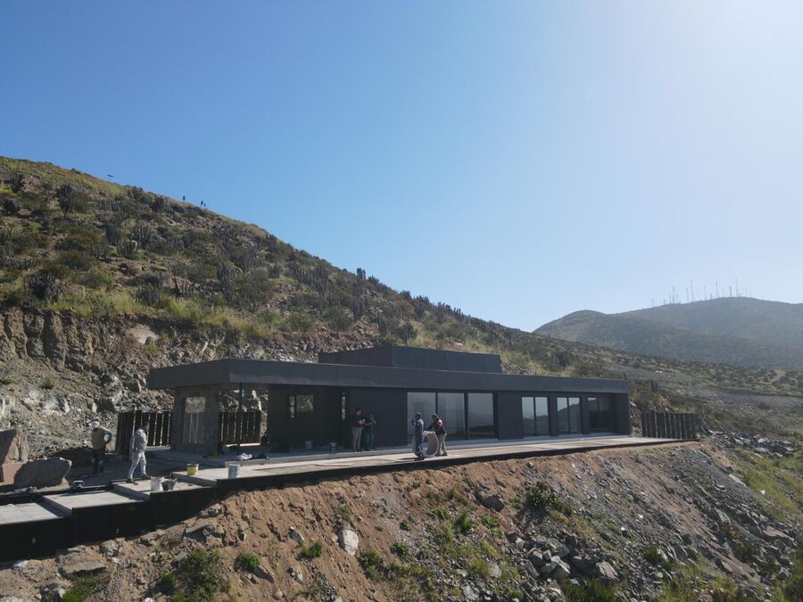 Casa Mirador con terrazas de madera sobre ladera boscosa
